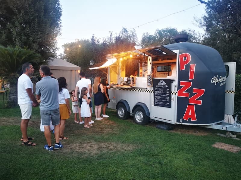 Estación de comida en vivo de Girona Food Trucks — foto 4