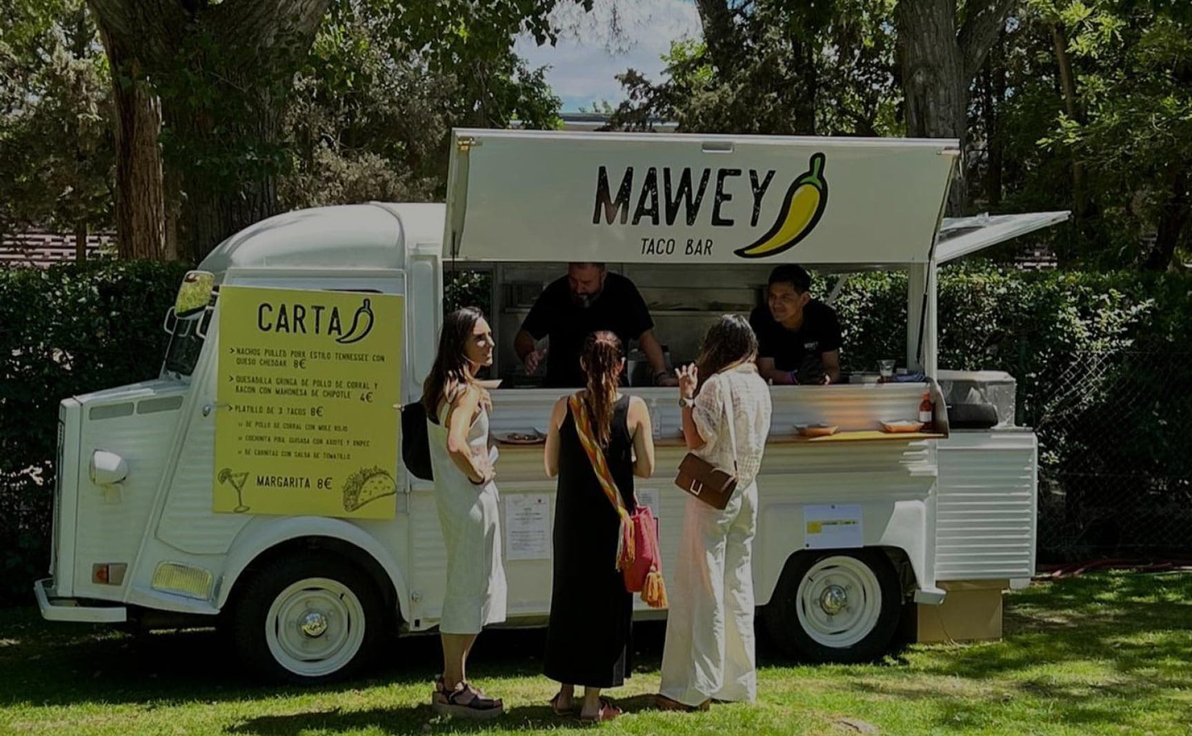 Food truck de Mawey Taco Bar preparando tacos mexicanos en vivo