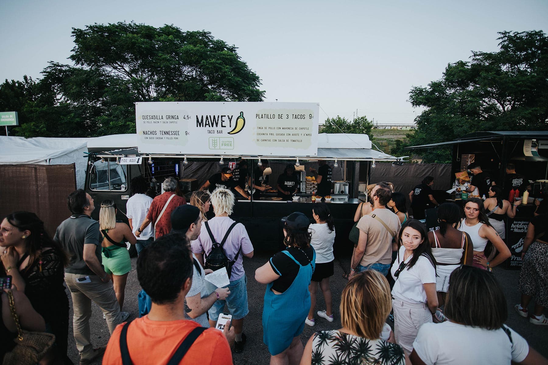 Food truck de Mawey Taco Bar preparando tacos mexicanos en vivo — foto 2
