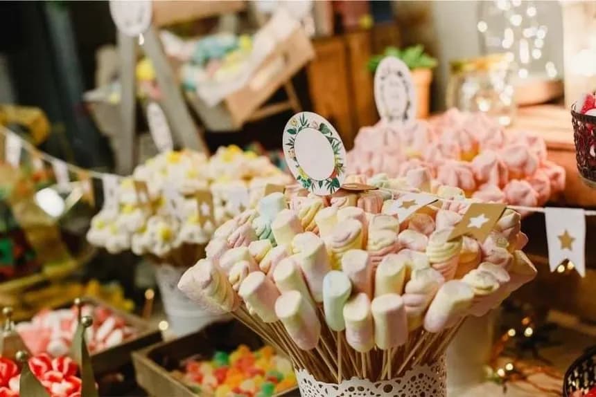 Candy bar de diseño con dulces y macarons en una boda