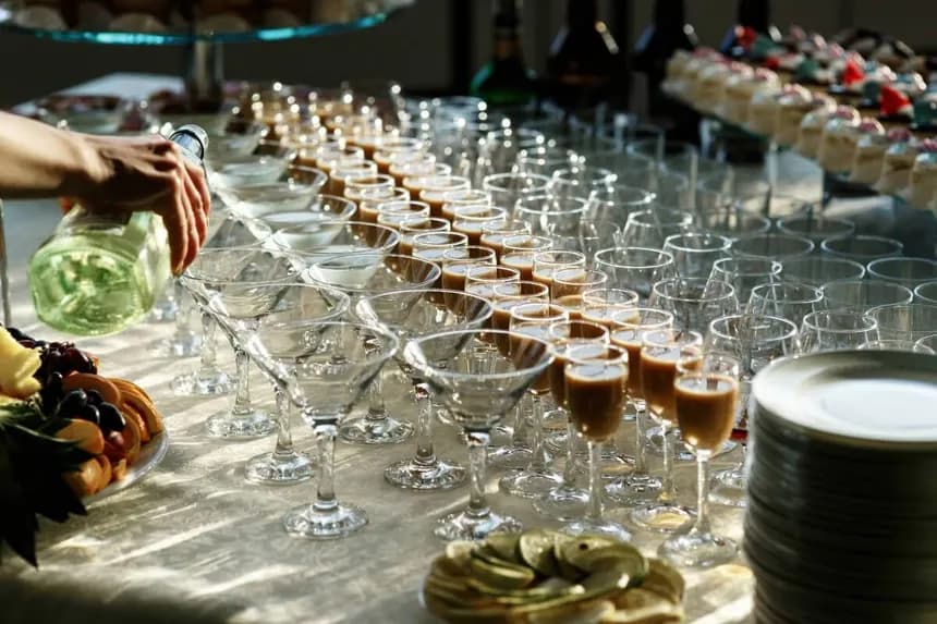 Barra de coctelería de autor con bartender en una boda